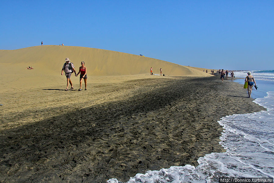 вот здесь четко видна граница цвета песка а также то, что далеко не вся толпа добирается до это точке в центре дюн Остров Гран-Канария, Испания