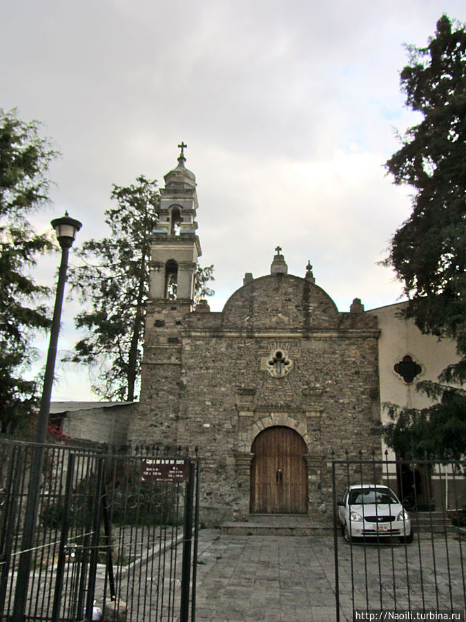 Церковь, похожая на Серрито, которая мне попалась на дороге, на самом деле — церковь Сеньора Оливкового сада, как иногда называют Христа. Куаутитлан, Мексика