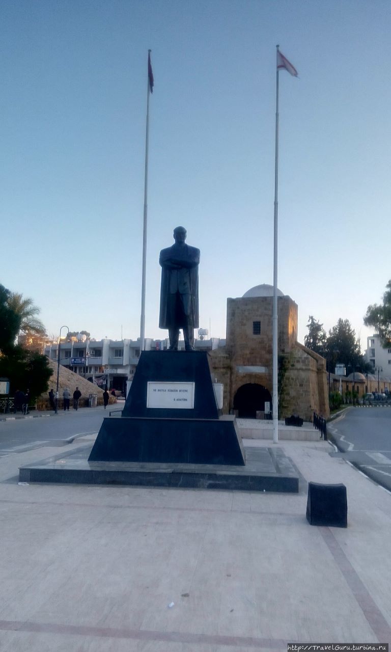 Перед Киренийскими воротами стоит памятник Ататюрку. Никосия (турецкий сектор), Турецкая Республика Северного Кипра