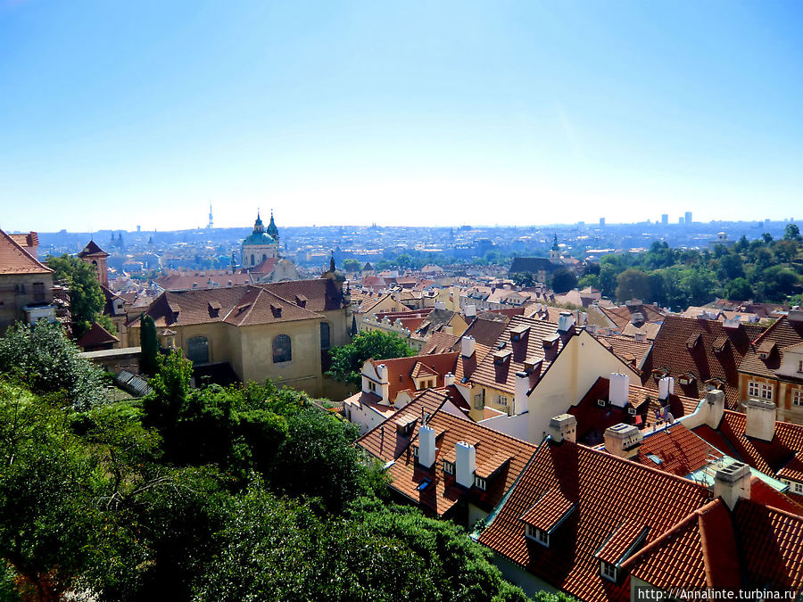 Берег левый, берег правый: красный град над бурной Влтавой Прага, Чехия