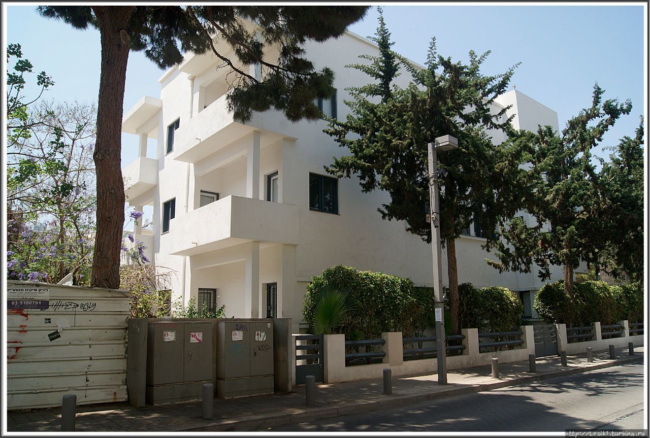 На улице Бьялик можно найти много архитектурных чудес, дом Шомо Яфе является одним из них. Кубическая форма строения, белоснежные стены с квадратными окнами и даже внутренняя обстановка воплощают в себе стиль баухауса. Здание сохранилось в прекрасном состоянии с 1935 года. Тель-Авив, Израиль