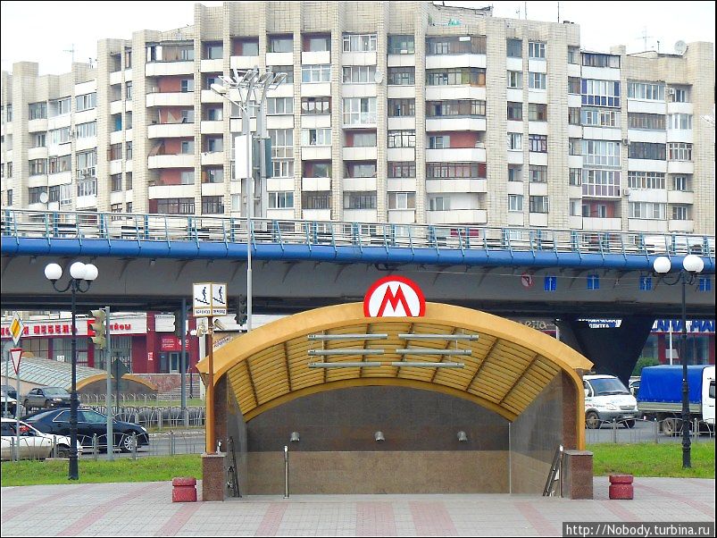 Единственная станция Омского метро. Конечно, не функционирует — работает только подземный переход... Омск, Россия