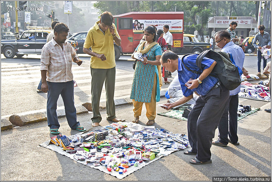 На улицах Бомбея, как и в Таиланде, можно купить всякую мелочевку. Чем ближе к вокзалу, тем больше таких вот развалов...
* Мумбаи, Индия