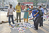На улицах Бомбея, как и в Таиланде, можно купить всякую мелочевку. Чем ближе к вокзалу, тем больше таких вот развалов...
*
