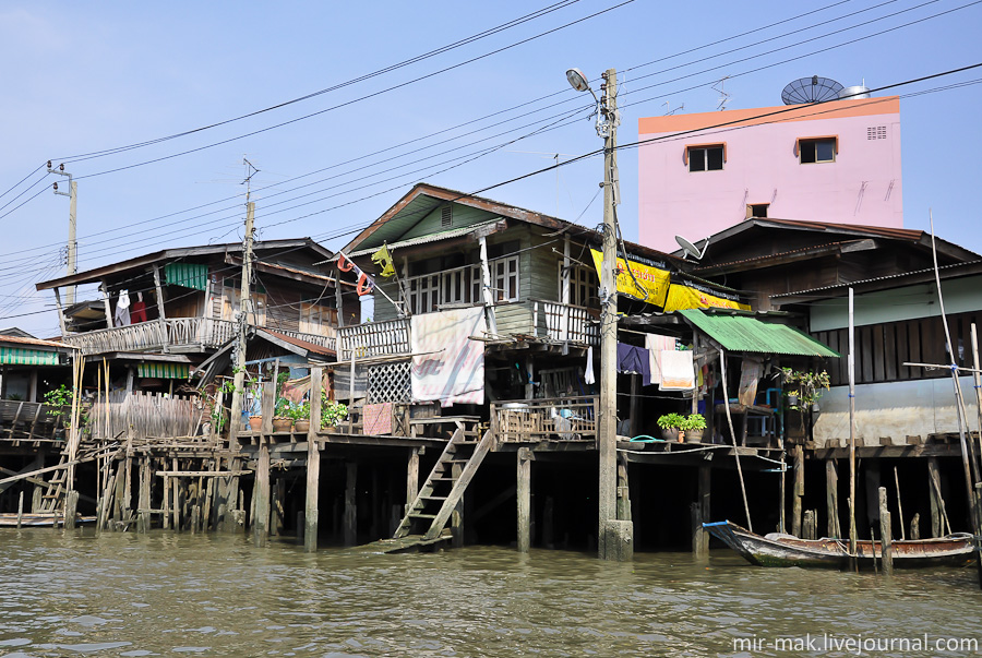 Ко всем домам подведено электричество, судя по всему все остальные блага цивилизации заменяет вода каналов. Бангкок, Таиланд