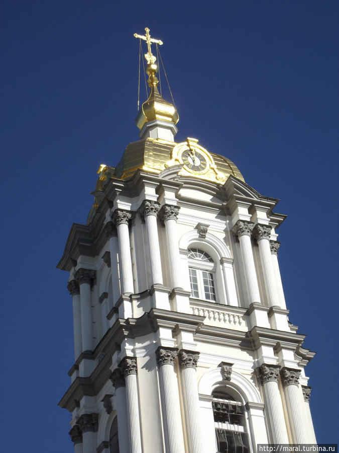 Большая колокольня (1869г.) имеет 13 колоколов, найбольший — Благовест — весом в 11,5 т Почаев, Украина