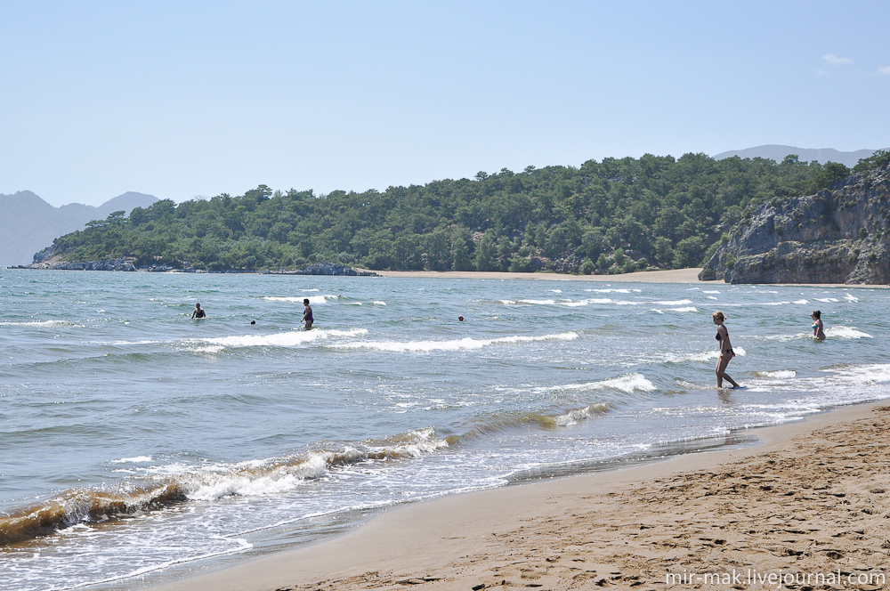 Стоит заметить, что на пляже людей не много, и всегда можно отыскать свободный шезлонг. Дальян, Турция
