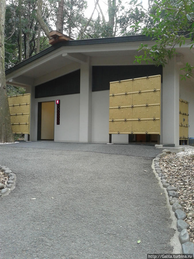 Туалет на территории храма. Япония