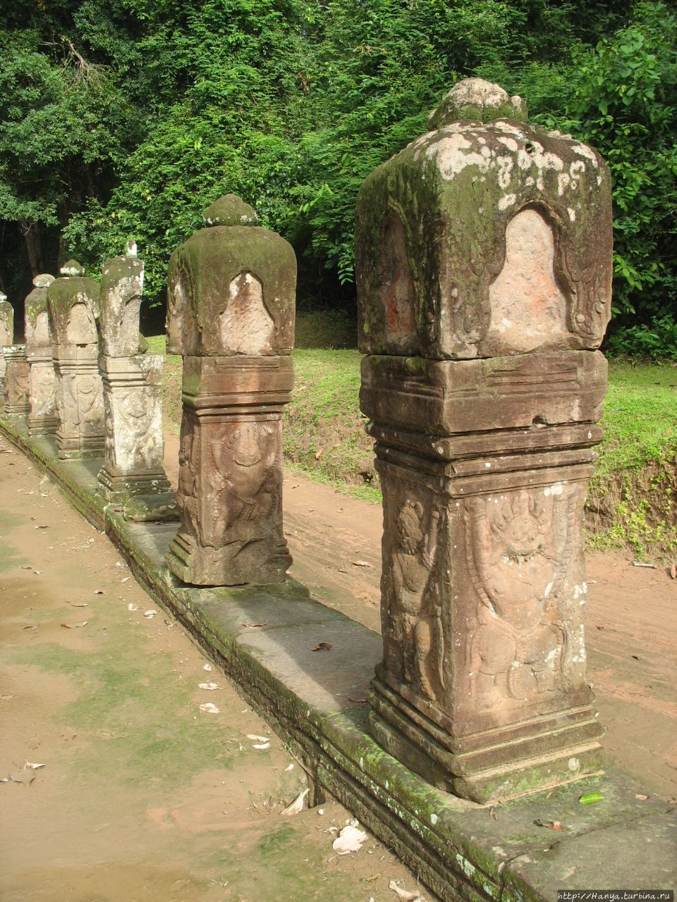 Оградительные столбики вдоль водоема, ведущего к храму Пре-Кхан. Внизу изображены птицы-гаруды, а наверху ниши, в которых раньше было изображение Будды