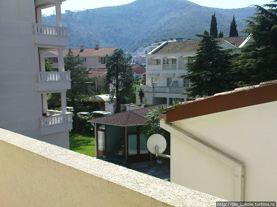 Вид из окна на улицу с балкона Будва, Черногория