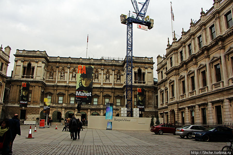 а вот и зашли во двор Королевской академии художеств, фасад не сфотал, шли по правой стороне улицы Лондон, Великобритания