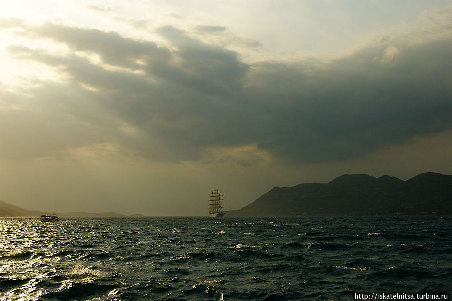 Море неспокойно Корчула, остров Корчула, Хорватия