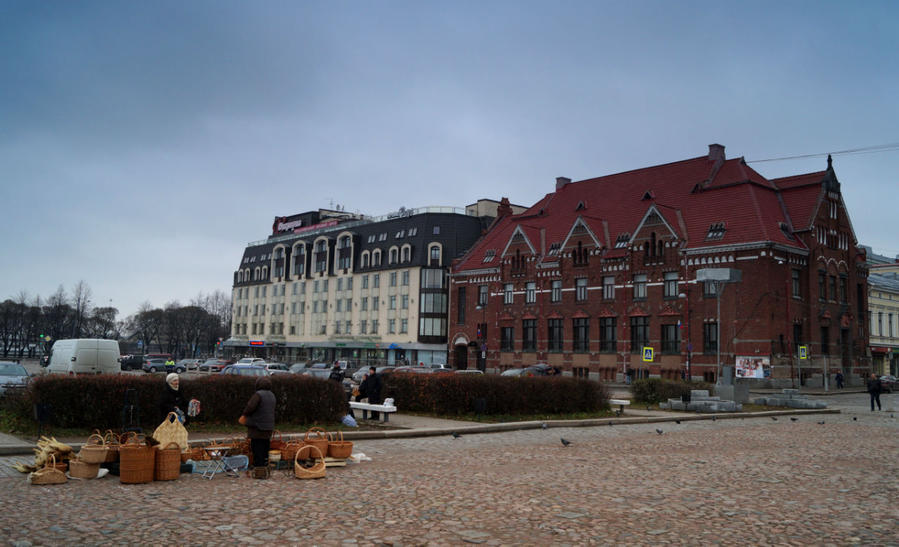 Kauppatori. Рыночная площадь.
Сильнейшее энергетическое место в городе, как мне показалось.
Здесь и Круглая башня, и Городской рынок, и торговые ряды.
Когда-то тут маршировали отряды солдат, на кольях выставлялись головы казённых... Выборг, Россия