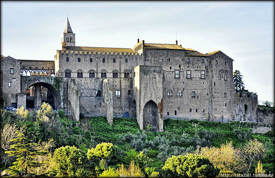 Папский дворец с мощными стенами, выходящий на долину, похож больше на крепость, чем на дворец