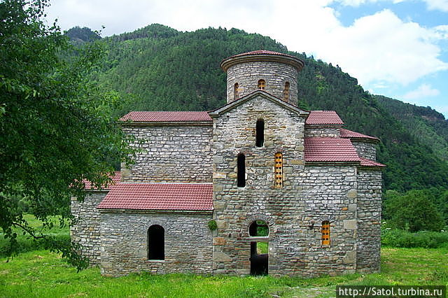 Средний храм 10 век Архыз, Россия