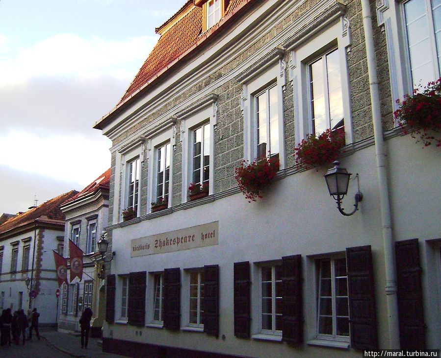 Дорожка привела к бутик-отелю Шекспир в центре Старого города на ул.Бернардину, д.8 Вильнюс, Литва