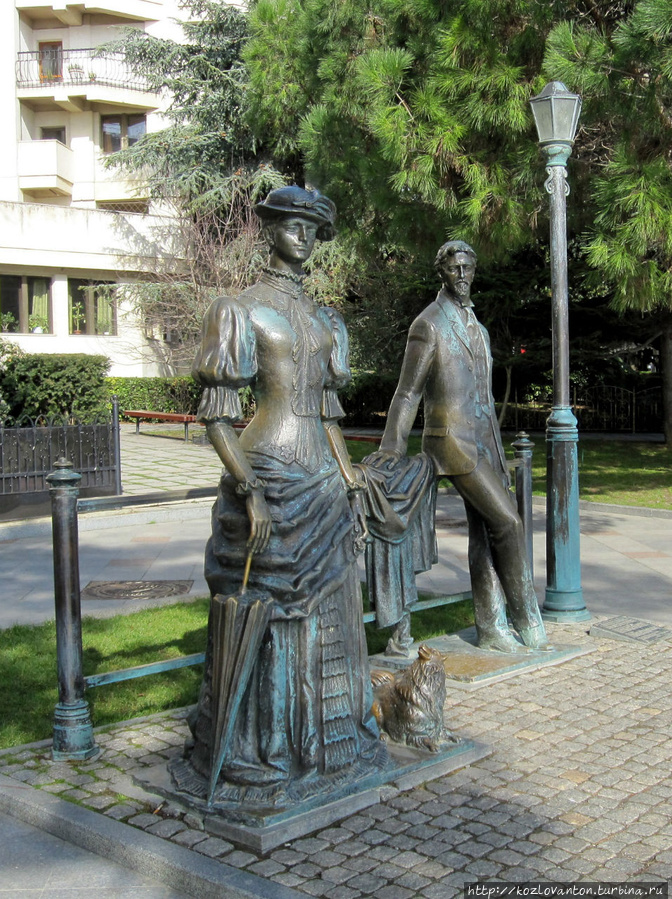 Справа от городского сада — памятник даме с собачкой и их автору А.П.Чехову. Ялта, Россия