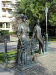 Справа от городского сада — памятник даме с собачкой и их автору А.П.Чехову.