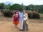 Наш гид Прабат и мы с Олей, на фоне слоновьих задниц.