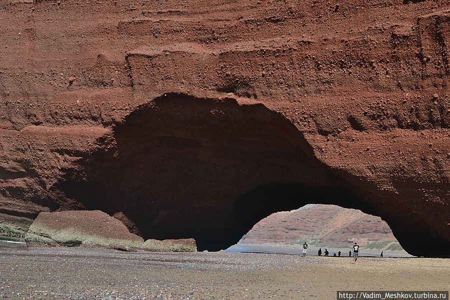 Легзира уникальна огромными арками спускающихся со скалистых утесов в океан. Область Сус-Масса-Драа, Марокко