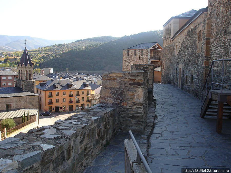 Двор цитадели. Вид со стены, по которой мы поднимаемся в угловую башню замка. Понферрада, Испания