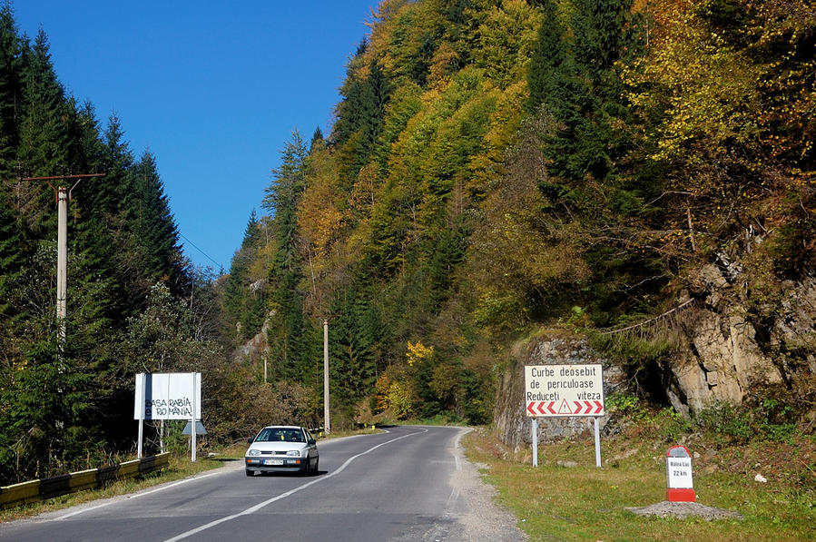 Дорога вдоль водохранилища Куртя-де-Арджеш, Румыния
