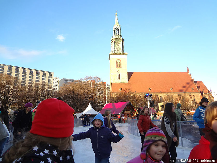 На коньках вокруг фонтана Берлин, Германия