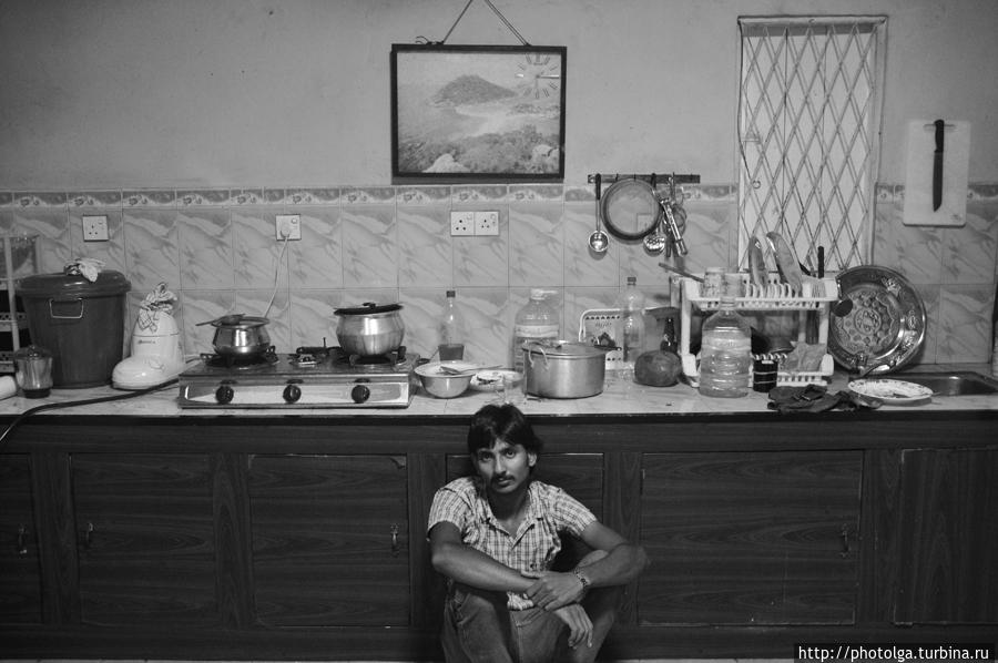 Вечер после работы. Сунил отдыхает в кухне съемного дома. На плите — холодный ужин, который он не съест, потому что слишком устал Негомбо, Шри-Ланка