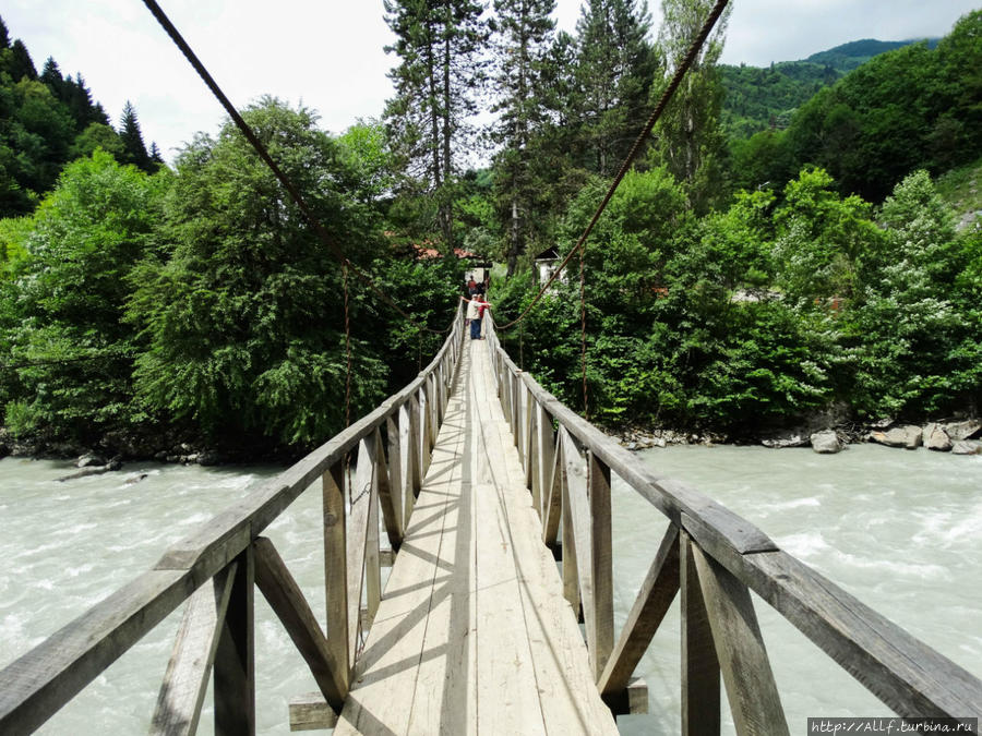 путь к минеральному источнику Амбролаури, Грузия