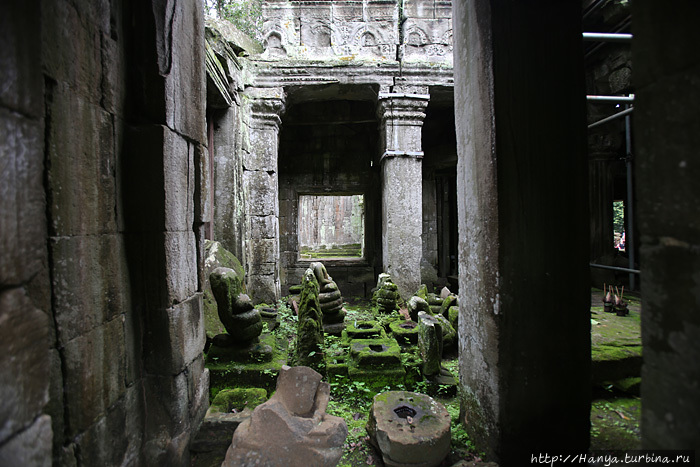 Руины скульптур внутри восточной гопуры храма Та Пром. Фото из интернета