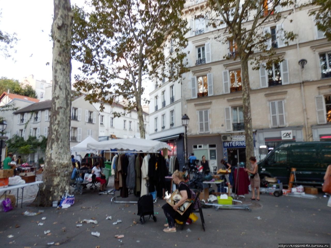 Монмартр. Блошиный рынок на площади Аббес Париж, Франция