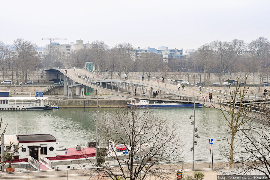 Вид на реку от зданий библиотеки Париж, Франция