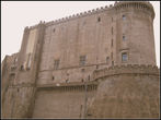 Замок ДельОво. По легенде, название замка происходит от заколдованного яйца, заложенного в фундамент здания римским поэтом Виргилием, считавшимся в те годы магом.