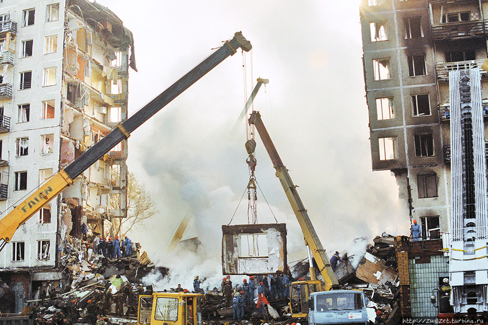 Поспешная разборка завалов взорванного дома на ул.Гурьянова, 19 Москва, Россия
