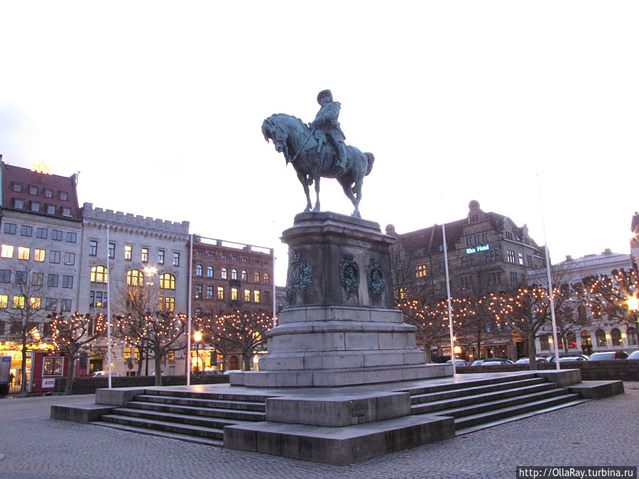 Конная статуя короля Карла X Густава, который отвоевал Мальме у датчан в 1658 году. Мальмё, Швеция