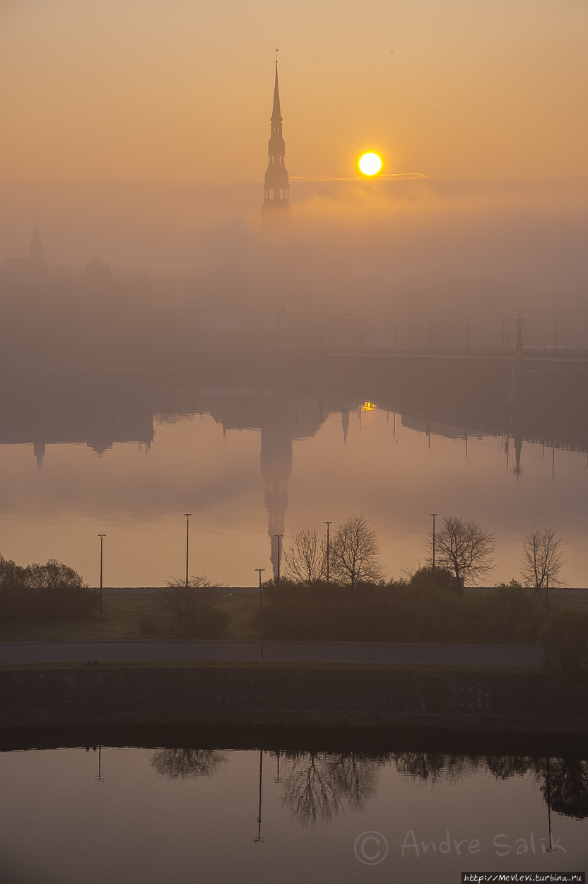 Туманное утро над Старой Ригой Рига, Латвия
