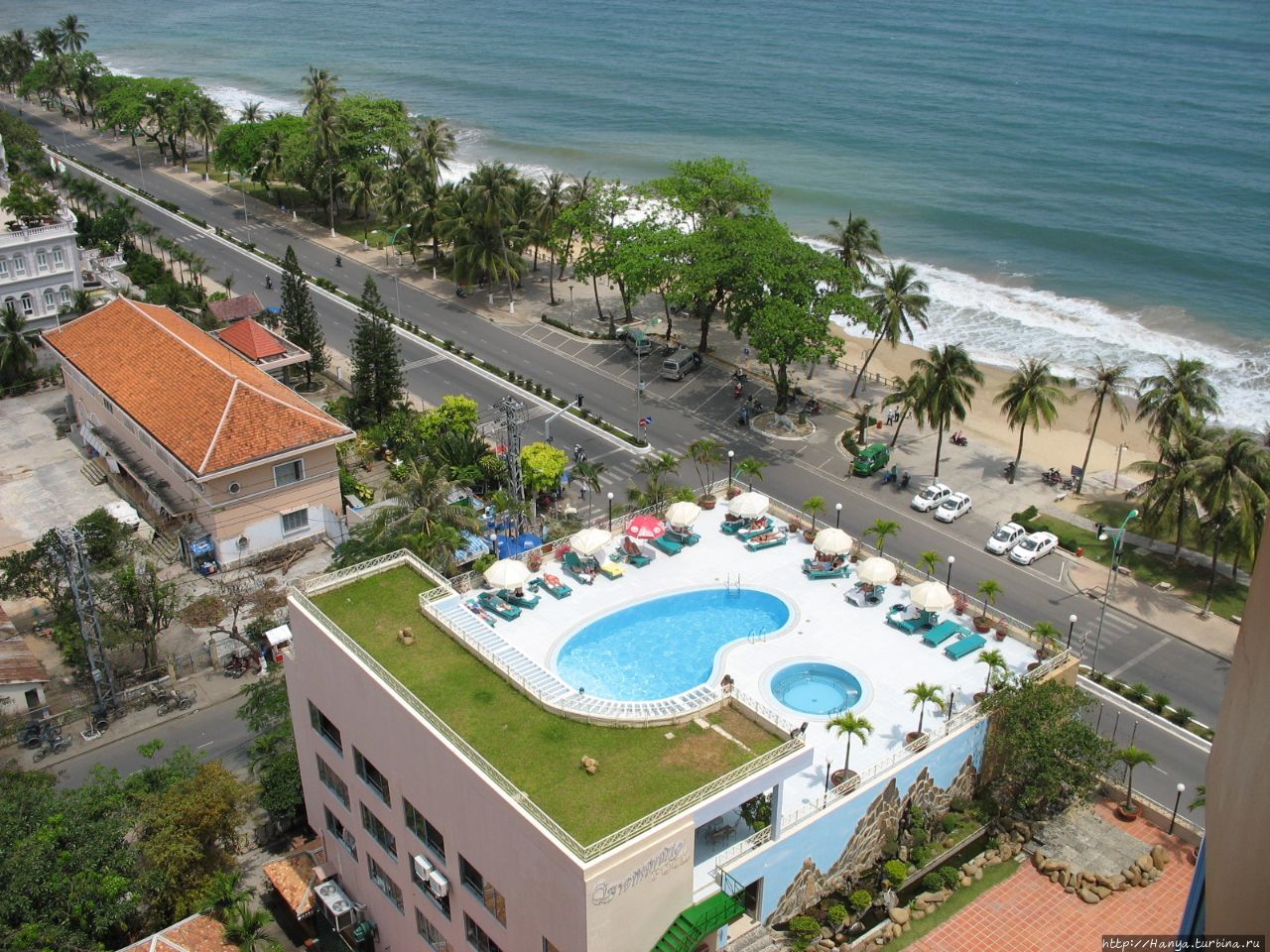 г. Нячанг. Вид на бассейн отеля  с 8-го этажа гостиницы Нячанг, Вьетнам