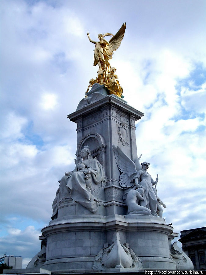Самый величественный из всех памятников, которые я видел, — монумент королеве Виктории, созданный в 1911-14 г.г. Томасом Броком и установленный перед Букингемским дворцом. Кстати, Виктория была первым постоянным жителем этого дворца. Лондон, Великобритания