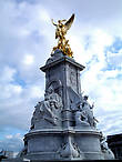 Самый величественный из всех памятников, которые я видел, — монумент королеве Виктории, созданный в 1911-14 г.г. Томасом Броком и установленный перед Букингемским дворцом. Кстати, Виктория была первым постоянным жителем этого дворца.