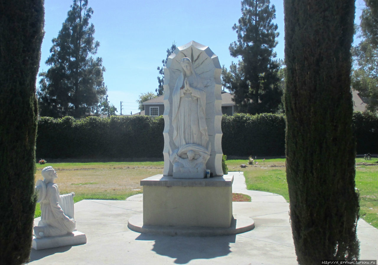 Кладбище и парк Valhalla Memorial Park Cemetery Лос-Анжелес, CША