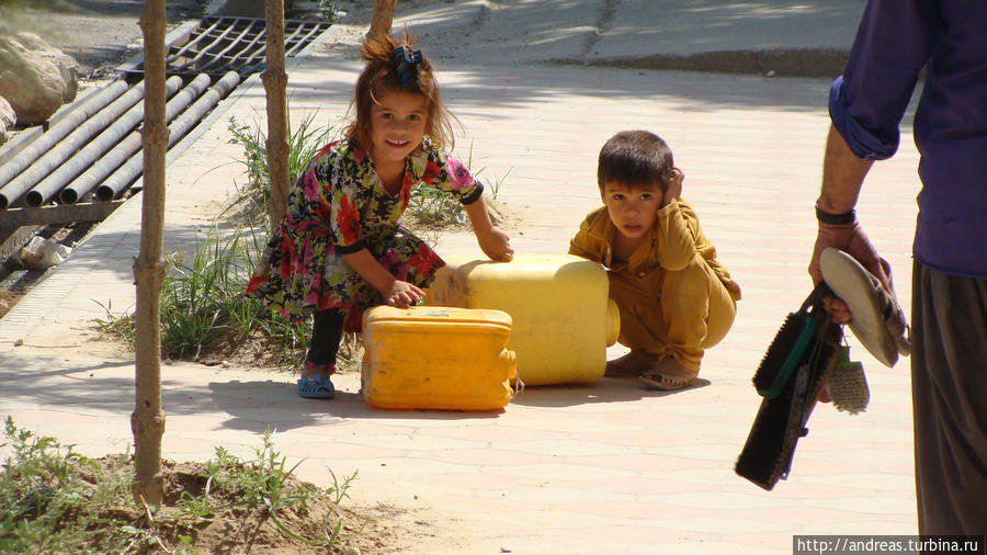 Дети играют канистрами Афганистан