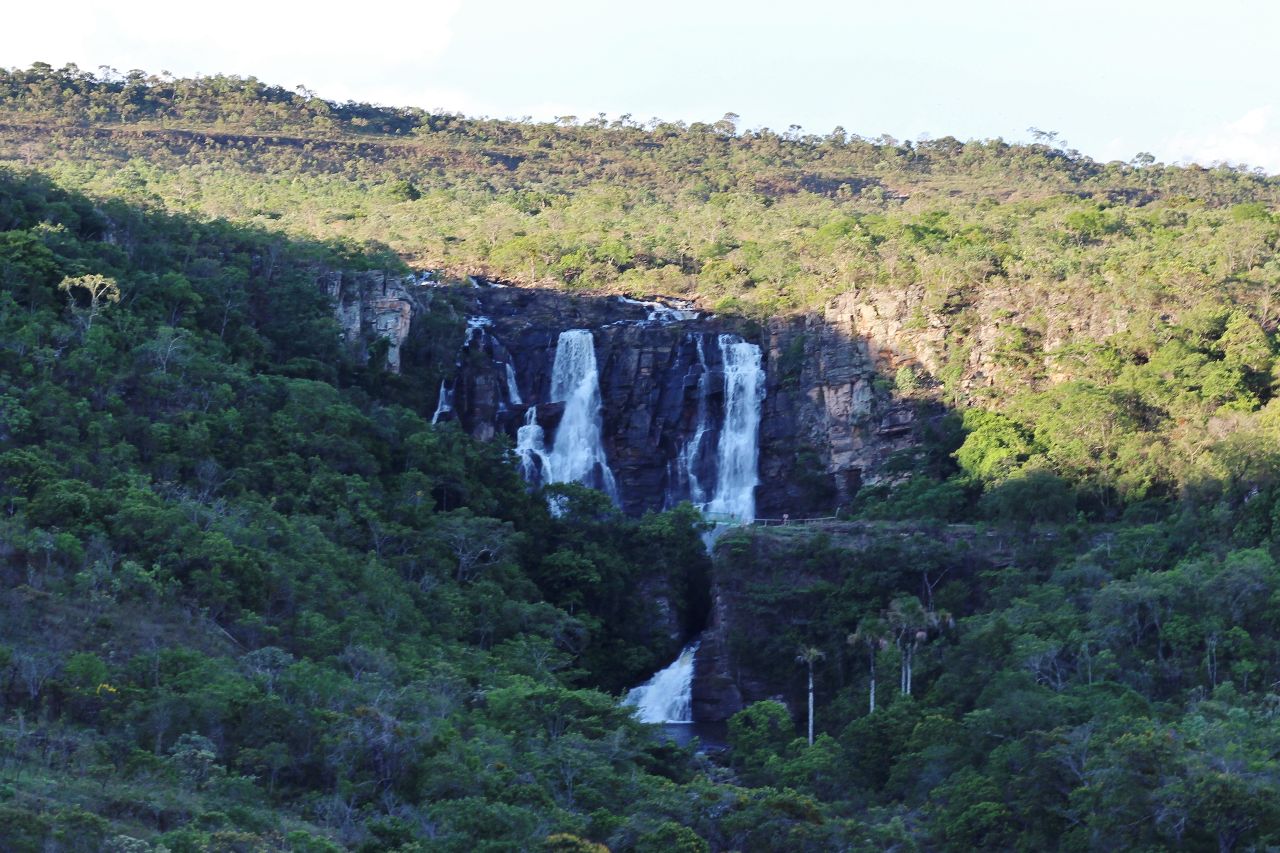 Мощный водопад и его сказочное окружение