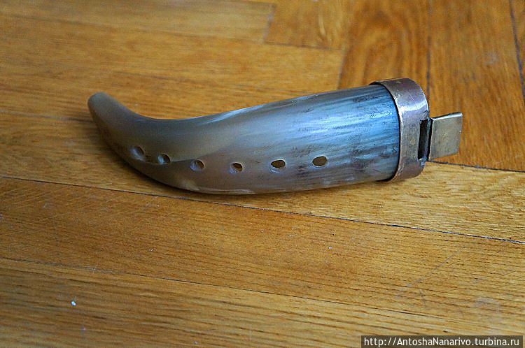 А это не гуцульский инструмент. Пан Михайло увидел его в музее в Германии, решил сделать такой же и сделал. По-немецки называется Gemshorn. По сути, это окарина, но не из глины, а из рога