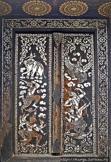 Ват Тхат Луанг. Богато декорированные лакированные двери в Сим.Фото из интернета
