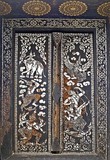 Ват Тхат Луанг. Богато декорированные лакированные двери в Сим.Фото из интернета