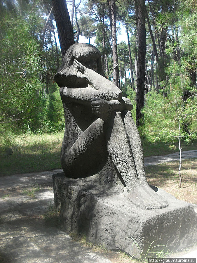 Каменная девушка Пицунда, Абхазия