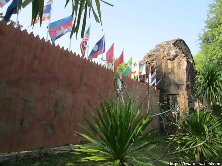 Прогулка по музею динозавров Нонг-Буа-Лам-Пху, Таиланд