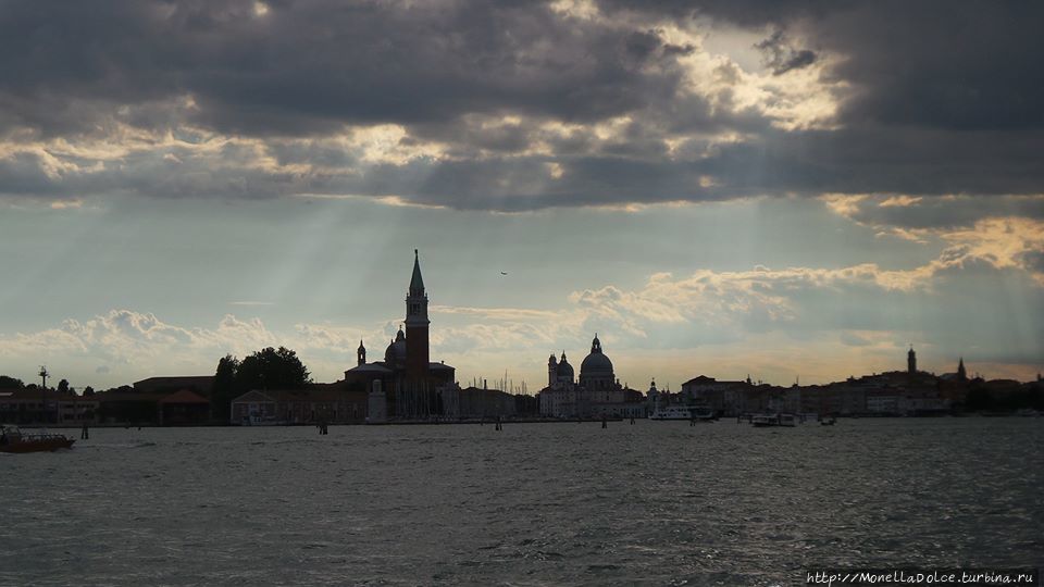 Venezia: шторм в лагуне и гроза 7 июля 2019 Венеция, Италия