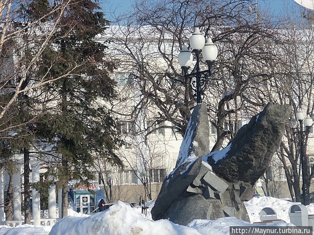 Памятник жертвам землятрясения в Нефтегорске. Южно-Сахалинск, Россия