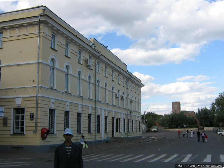 В 1920–1925 годах здесь находились Центральный Исполнительный Комитет партии и Совет Народных Комиссаров Киргизской АССР. Здание построено в 1840 году как дворец губернатора. (Советская ул. 2) Оренбург, Россия